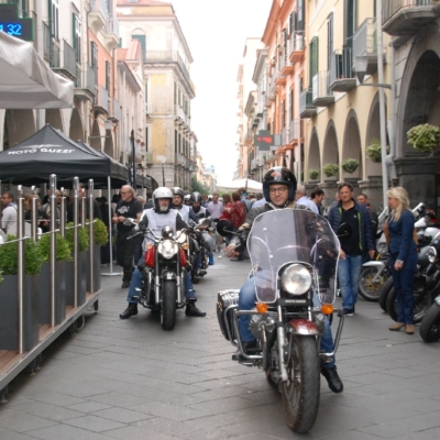 Partenza del giro turistico lungo Corso Umberto I